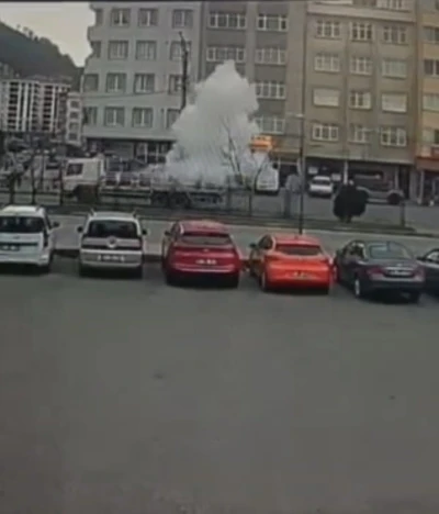 Seyir halindeki t&uuml;p kamyonunda korkutan patlama