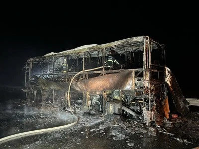 Seyir halindeki yolcu otob&uuml;s&uuml; yandı