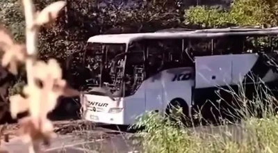 Seyir halindeki yolcu otob&uuml;s&uuml; yandı