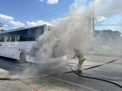 Seyir halindeki yolcu otob&uuml;s&uuml; yandı