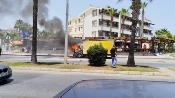 Seyir halindeyken alev alan kamyonet k&uuml;le d&ouml;nd&uuml;
