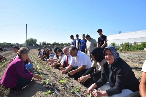Sezonun ilk fideleri &ouml;ğrencilerin ellerinden toprakla buluştu
