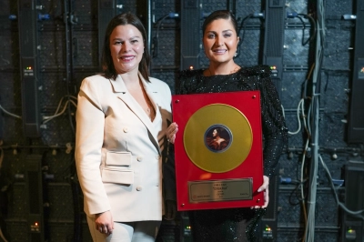 Sibel Can&rsquo;a Altın Plak!