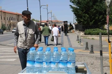 Sıcak havalar en &ccedil;ok onların y&uuml;z&uuml;n&uuml; g&uuml;ld&uuml;r&uuml;yor
