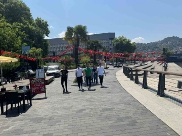 Sıcak havayı g&ouml;ren sahile koştu
