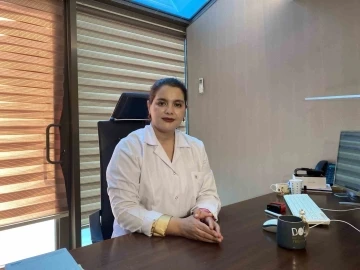 Sıcaklarda kadınların vazge&ccedil;ilmezi topuz ve atkuyruğuna dikkat: &ldquo;Kelleşebilirsiniz&rdquo;
