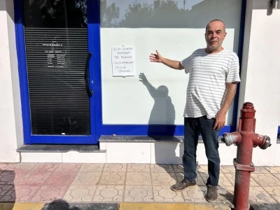 Sıcakların 45 dereceyi bulmasına dayanamayınca, iş yerine not asıp tatile &ccedil;ıktı