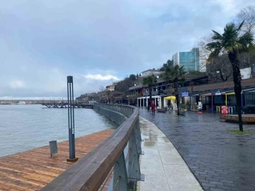 Sıcaklıklar d&uuml;şt&uuml;, sahil boş kaldı
