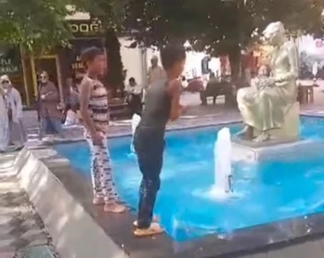 Sıcaktan bunalan &ccedil;ocukların tehlikeli serinleme y&ouml;ntemi
