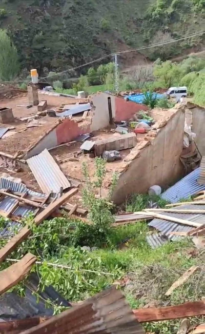 Şiddetli fırtına Şemdinli&rsquo;de bir k&ouml;y&uuml; harabeye &ccedil;evirdi
