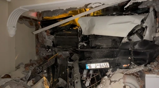 Şiddetli lodosa yenik d&uuml;şen kamyonet evin salonuna girdi