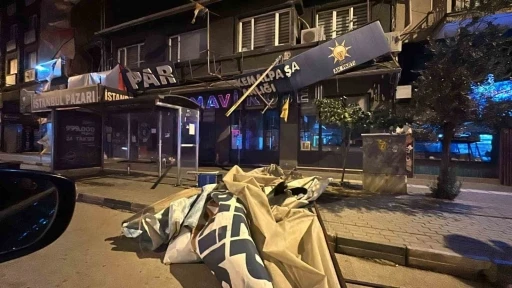 Şiddetli r&uuml;zgar tabelayı yerinden s&ouml;kt&uuml;