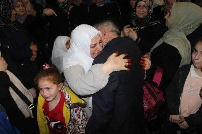 Siirt&rsquo;in hacı adayları kutsal topraklara g&ouml;zyaşlarıyla uğurlandı
