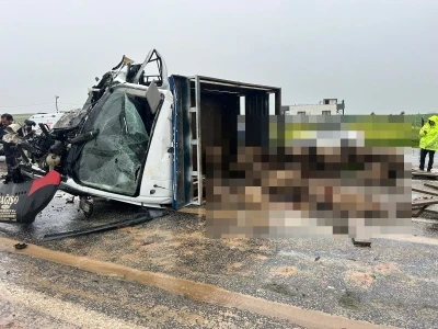 Siirt&rsquo;te kamyonet ile otomobil &ccedil;arpıştı: 2 &ouml;l&uuml;, 3 yaralı