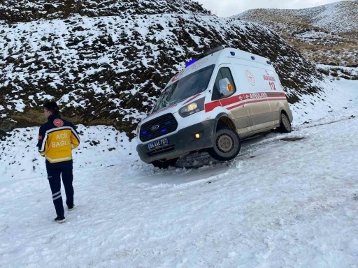 Siirt&rsquo;te karda mahsur kalan ambulans, İl &Ouml;zel İdaresi ekiplerince kurtarıldı
