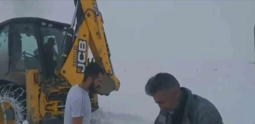 Siirt&rsquo;te mahsur kalan yolcu minib&uuml;s&uuml; ve akaryakıt tankeri kurtarıldı
