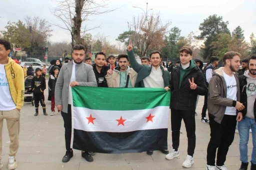Siirt&rsquo;teki Suriyeliler, Esed rejiminin d&uuml;ş&uuml;ş&uuml;n&uuml; kutladı

