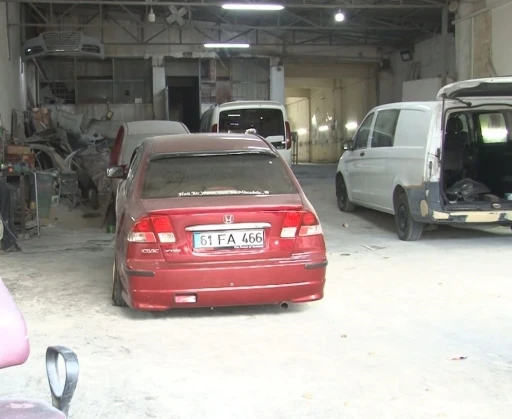 Siirt&rsquo;ten Esenyurt&rsquo;a ara&ccedil; almaya gelen talihsiz alıcı direksiyona ge&ccedil;er ge&ccedil;mez kaza yaptı
