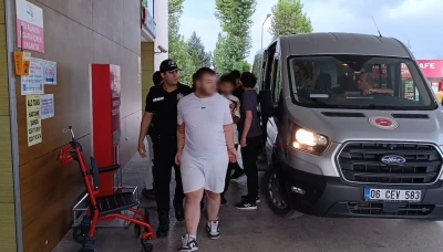 Silah zoruyla gasp! Banka kartından 8 bin TL &ccedil;ektiler; 6 kişi tutuklandı