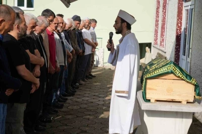 Silahlı saldırıda &ouml;len 4 yaşındaki &Ouml;yk&uuml; annesinin yanına defnedildi