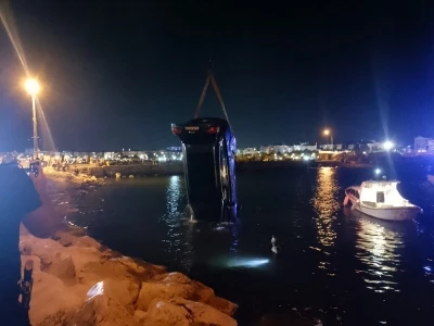Silivri'de otomobil denize d&uuml;şt&uuml;; i&ccedil;indeki kişi son anda kurtuldu