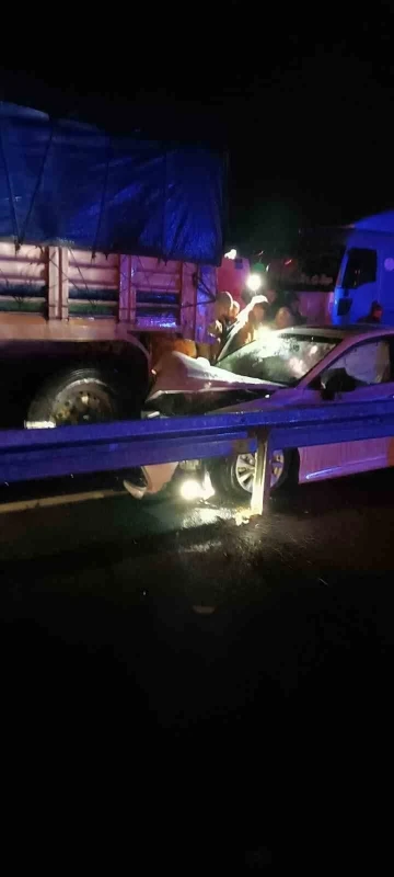 Silopi&rsquo;de otomobil ile tır &ccedil;arpıştı: 1&rsquo;i ağır 6 yaralı
