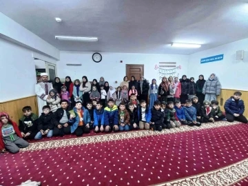 Simav&rsquo;da mukabele, yatsı ve teravih namazına gelen &ccedil;ocuklara Cami Market&rsquo;ten &uuml;cretsiz alışveriş
