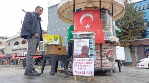 Simit&ccedil;i, Fethullah G&uuml;len&rsquo;in &ouml;l&uuml;m&uuml;n&uuml; tatlı dağıtarak kutladı
