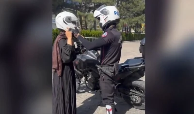 Sınava ge&ccedil; kalan adayların yardımına polisler yetişti