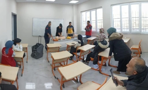 Sincik&rsquo;te heimlich manevrası eğitimi verildi
