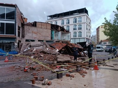Sındırgı&rsquo;da 6.1&rsquo;lik depremde yıkılan ve hasar g&ouml;ren binalar