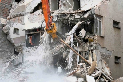 Sındırgı&rsquo;da depremin izleri siliniyor