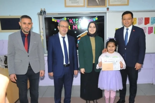 Sındırgı&rsquo;da &ouml;ğrenciler karne heyecanı yaşadı
