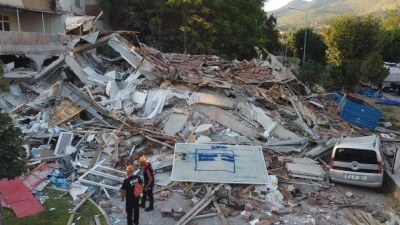 Sındırgı depreminde &ccedil;&ouml;ken bina sabahın ilk ışıkları ile havadan g&ouml;r&uuml;nt&uuml;lendi