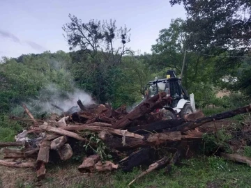 Sinop&rsquo;ta ahşap ev yanarak k&uuml;l oldu
