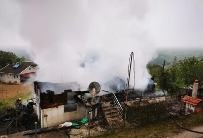 Sinop&rsquo;ta ahşap ev yanarak kullanılamaz hale geldi
