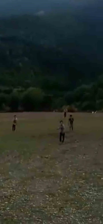 Sinop&rsquo;ta aileye taşlı saldırı: G&ouml;r&uuml;nt&uuml;ler şoke etti
