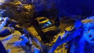Sinop&rsquo;ta buzlanan yolda otomobil dereye u&ccedil;tu: 1 yaralı