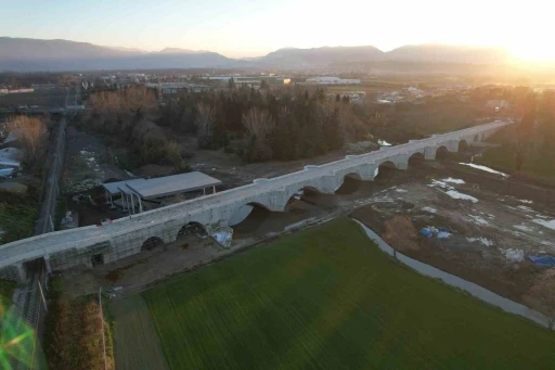 Sır perdesi &ccedil;&ouml;z&uuml;lemeyen k&ouml;pr&uuml;, bin 500 yıldır tarihe tanıklık ediyor
