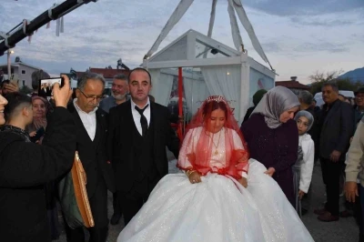 Sıra dışı d&uuml;ğ&uuml;n: Gelin ve damat cam vitrinde