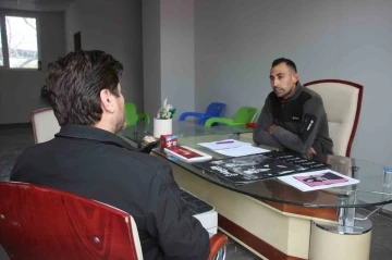 Sıra dışı muhtar adayı a&ccedil;tığı se&ccedil;im ofisinde mahalleliyi ağırlayıp, sorunlarını dinliyor
