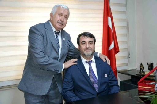 &rsquo;Sıra gen&ccedil;lerde&rsquo; dedi 19 yıllık koltuğunu devretti
