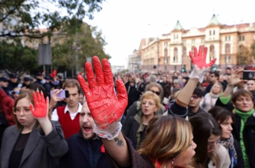 Sırbistan&rsquo;da tren istasyonunda kaza protesto edildi
