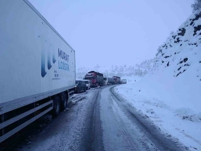 Şırnak Hakkari yolu ulaşıma kapandı: Ara&ccedil;lar yolda mahsur kaldı
