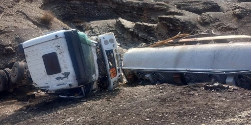 Şırnak&rsquo;ta akaryakıt tankeri devrildi: 1 yaralı
