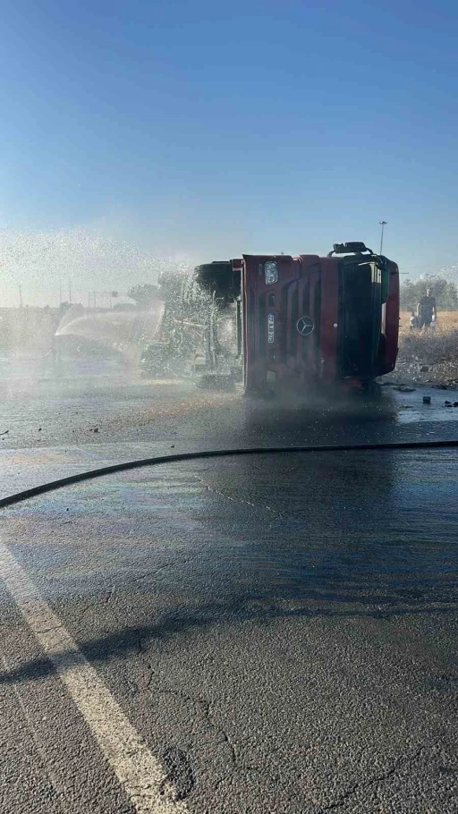Şırnak&rsquo;ta akaryakıt tankeri devrildi, faciadan d&ouml;n&uuml;ld&uuml;
