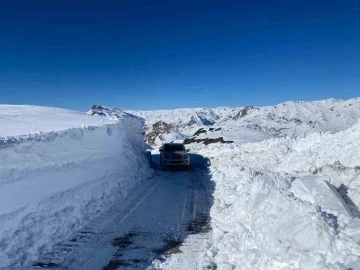 Şırnak&rsquo;ta kar kalınlığı 2 metreyi aşınca dozer ve ekskavat&ouml;r devreye girdi
