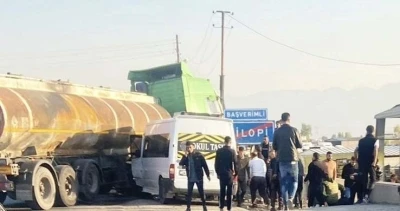 Şırnak&rsquo;ta okul servisi tankerle &ccedil;arpıştı: 13&rsquo;&uuml; &ouml;ğrenci 14 yaralı