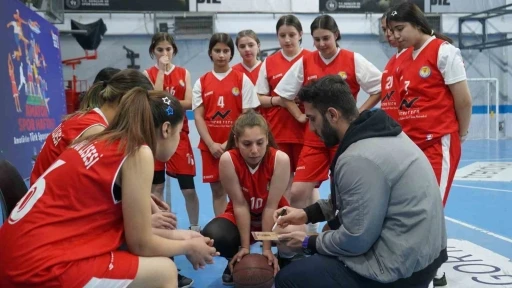 Şırnaklı işitme engelli A Milli Takım oyuncusu, gen&ccedil;leri basketbola teşvik ediyor
