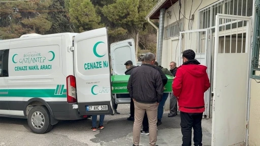 Kız meselesinden dolayı sırtından bı&ccedil;aklanan 19 yaşındaki gen&ccedil; hayatını kaybetti